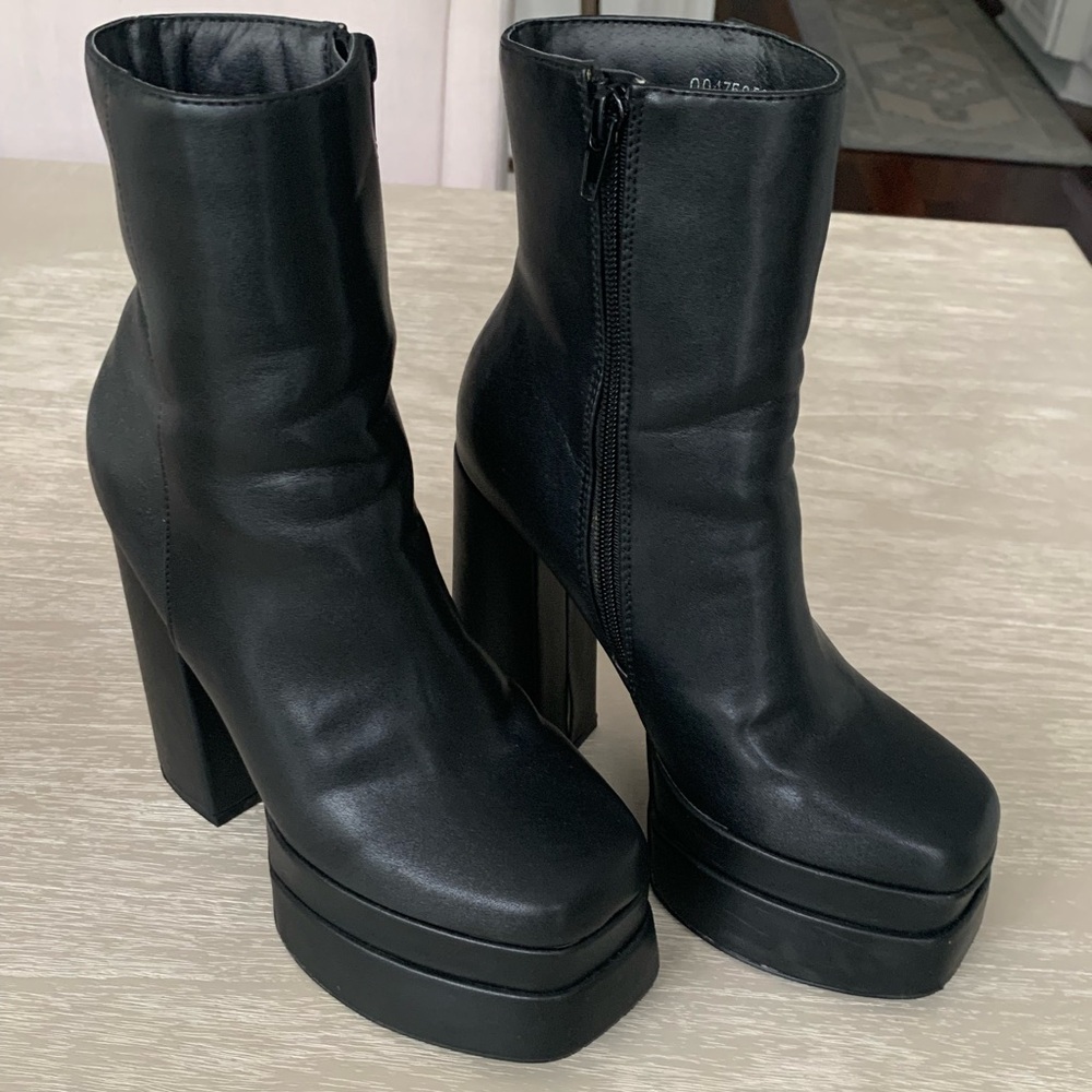Black Platform Heeled Boots Size 6